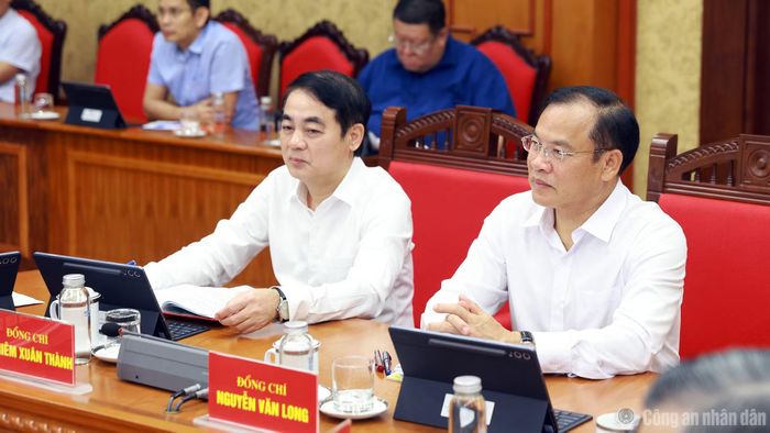 Thứ trưởng Nguyễn Văn Long dự và báo cáo tóm tắt một số kết quả công tác nổi bật của Bộ Công an tại phiên họp.