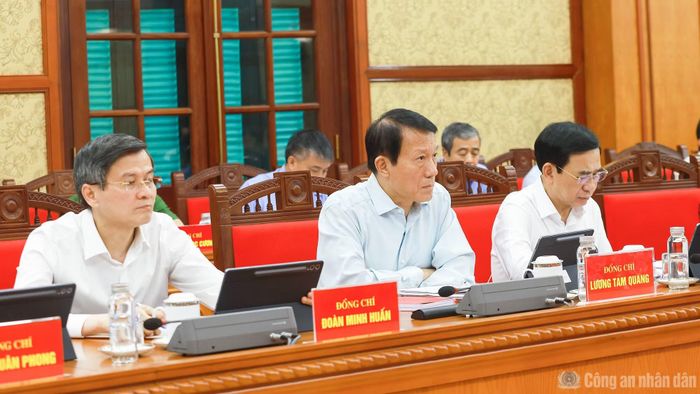 Bộ trưởng Lương Tam Quang dự phiên họp.