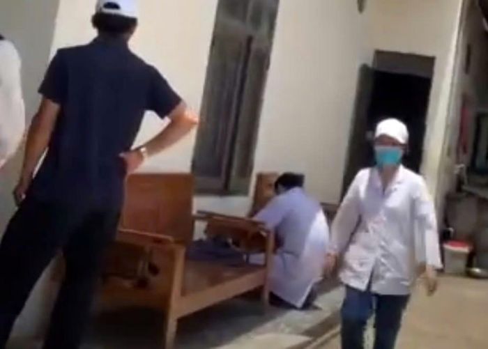 Người dân địa phương và lực lượng y tế nỗ lực cứu chữa song 2 nạn nhân đã tử vong.