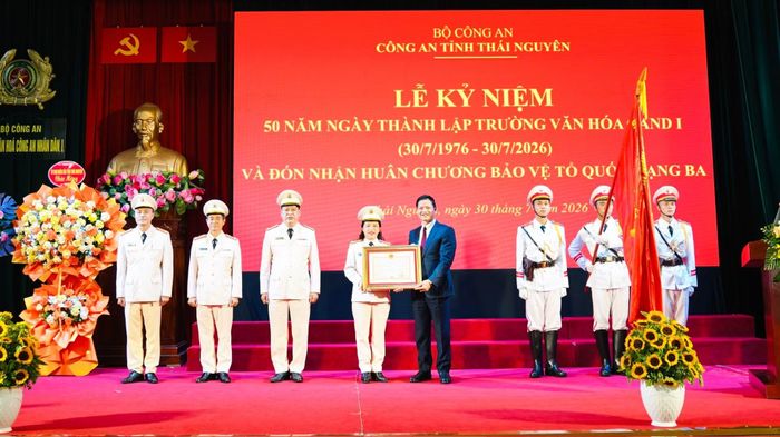 Thừa ủy quyền của Chủ tịch nước, đồng chí Vương Quốc Tuấn, Chủ tịch UBND tỉnh Thái Nguyên trao Huân chương bảo vệ Tổ quốc hạng Ba cho nhà trường.