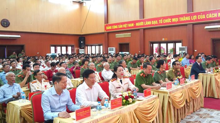 Các đại biểu dự lễ kỉ niệm.