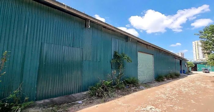 Nhiều nhà xưởng trong ngõ 286 Nguyễn Xiển (phường Thanh Liệt) xây dựng trái phép trước thời điểm thực hiện mô hình chính quyền 2 cấp.