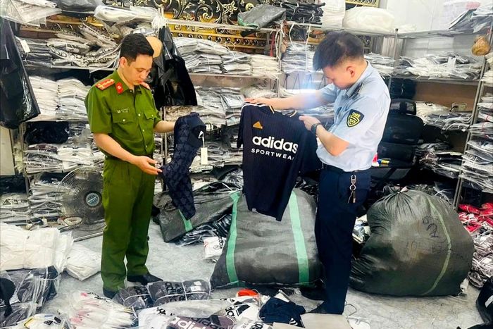 Công an TP Hà Nội phối hợp với lực lượng Quản lý thị trường kiểm tra đột xuất một cơ sở kinh doanh tại xã Phù Đổng, TP Hà Nội - Ảnh: QLTTHN.