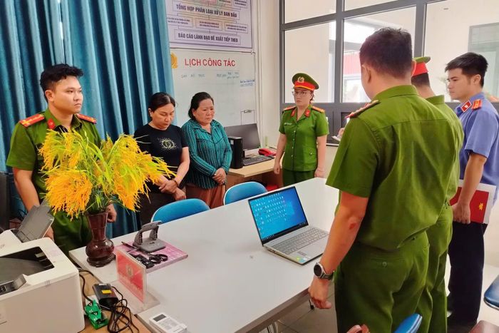Hai bị can nghe điều tra viên Cơ quan CSĐT Công an tỉnh Đắk Lắk công bố quyết định phê chuẩn quyết định khởi tố bị can và lệnh bắt tạm giam của Viện kiểm sát.