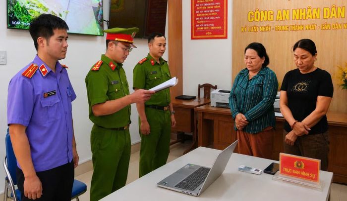 Điều tra viên Cơ quan CSĐT Công an tỉnh Đắk Lắk công bố quyết định khới tố bị can, lệnh bắt tạm giam Thái Thị Hồng Thắm và Hồ Thị Tưởng.