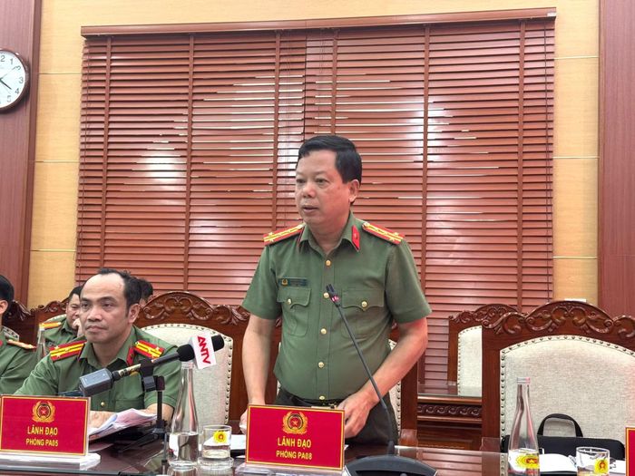 Đại diện lãnh đạo các đơn vị của Công an tỉnh giải đáp, cung cấp thông tin về tình hình ANTT, trật tự an toàn giao thông, xuất nhập cảnh,