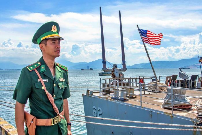 Lực lượng Bộ đội Biên phòng giám sát tại cầu cảng để hỗ trợ thủy thủ đoàn của Mỹ tổ chức đi bờ. Đội tàu cao tốc Sa Kỳ - Lý Sơn của tỉnh Quảng Ngãi được huy động để vận chuyển các thủy thủ. Ảnh: Lê Văn Chương. 