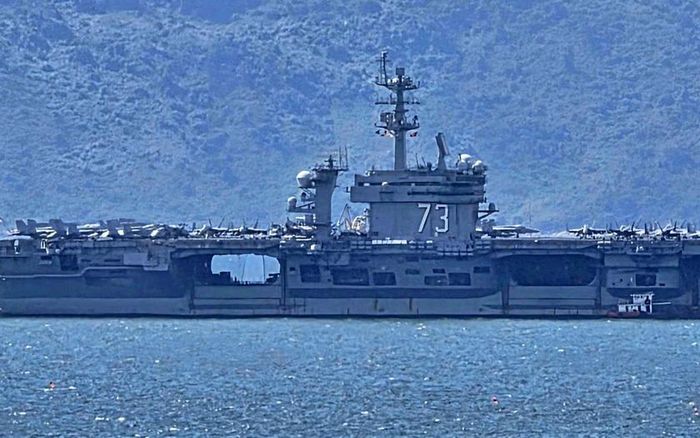Tàu sân bay USS George Washington đang neo đậu tại vùng biển Đà Nẵng (ảnh tư liệu).