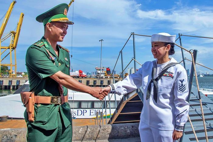 Một nữ thủy thủ gốc Việt trên tàu sân bay được chào đón tại Đà Nẵng. Ảnh: Lê Văn Chương