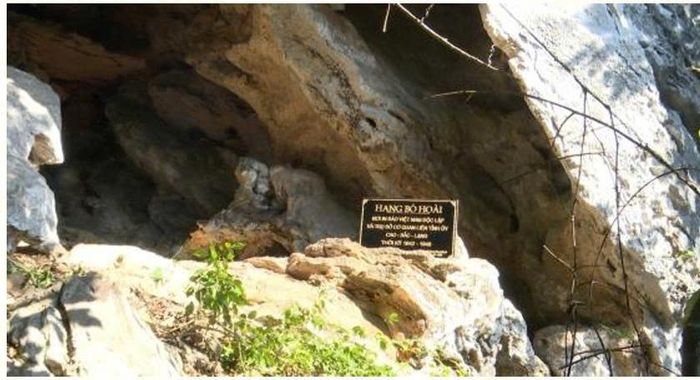 Di tích lịch sử cách mạng cấp quốc gia hang Bó Hoài, xã Hòa An nơi in Báo Việt Nam Độc lập từ cuối năm 1942 đến năm 1945.