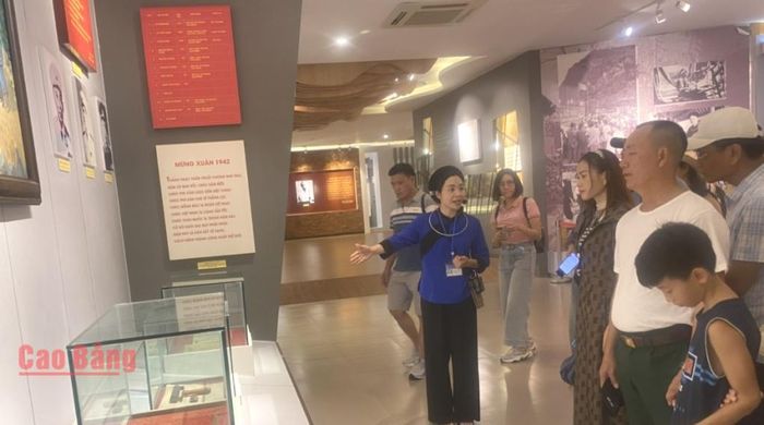 Du khách tham quan, tìm hiểu những hiện vật quý về Báo Việt Nam Độc lập tại Nhà trưng bày Khu di tích Quốc gia đặc biệt Pác Bó, xã Trường Hà.