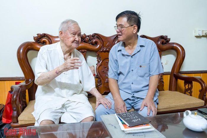 Ông Nông Quang Hoạt, nguyên phóng viên Báo Việt Nam Độc lập, nguyên Phó Giám đốc Bảo tàng các dân tộc Việt Nam kể về quá trình làm Báo Việt Nam Độc lập với ông Phan Hữu Minh, nguyên Ủy viên Ban Thường vụ, Trưởng Ban Kiểm tra Hội Nhà báo Việt Nam, nguyên Giám đốc Đài Phát thanh - Truyền hình Thái Nguyên.