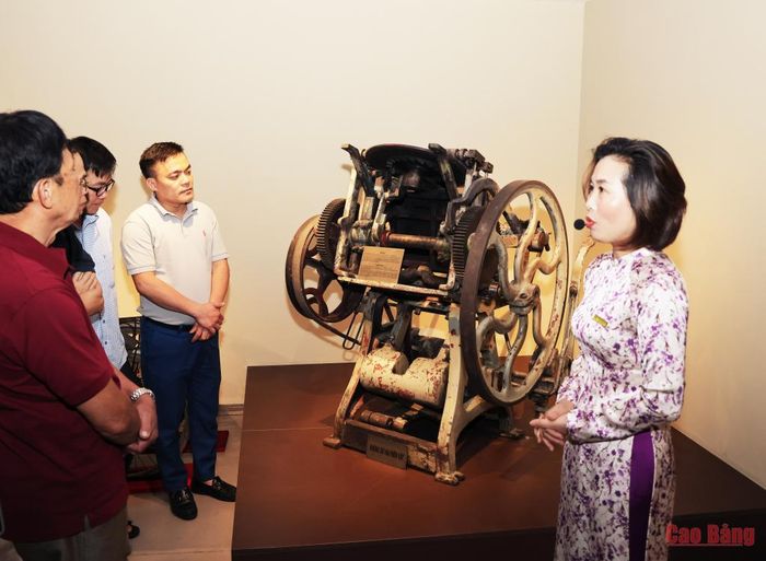 Máy in typo (in chữ chì) thủ công kiểu bàn ép dùng để in Báo Việt Nam Độc lập trong thời kỳ Khu tự trị Việt Bắc, hiện được lưu giữ tại Bảo tàng Báo chí Việt Nam (Hà Nội).