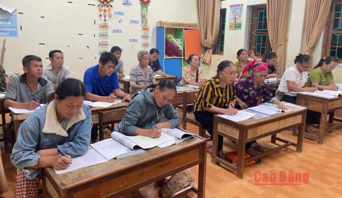 Dù lớn tuổi nhưng bà con vẫn miệt mài học tập "xóa mù" để từng bước tiếp cận tri thức.