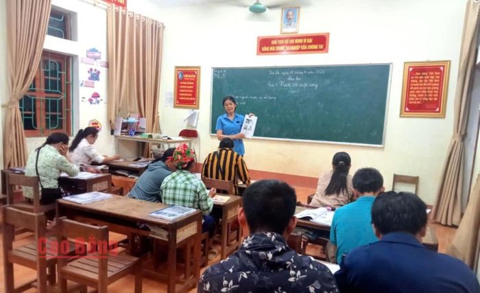 Lớp xóa mù chữ tại xóm Nà Nọi, xã Minh Tâm.