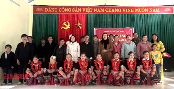 Khai giảng lớp xóa mù chữ tại xóm Lũng Oong, xã Minh Tâm.