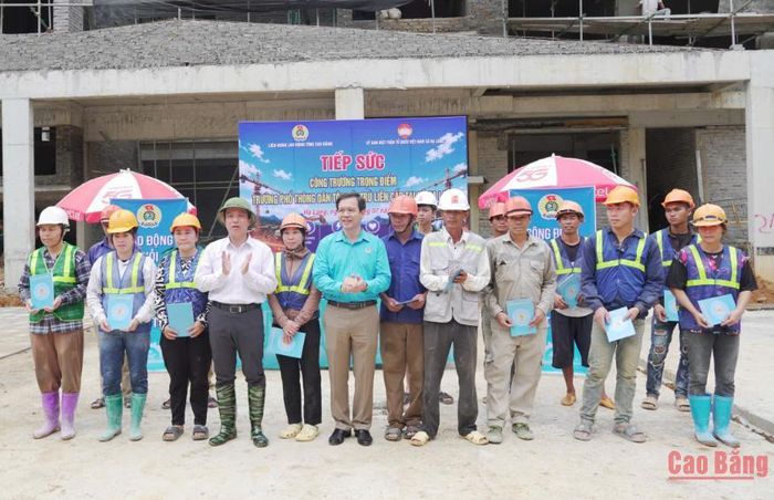 Chủ tịch UBND tỉnh Lê Hải Hòa tặng quà động viên công nhân đang thi công tại Dự án trường nội trú liên cấp xã Hạ Lang.