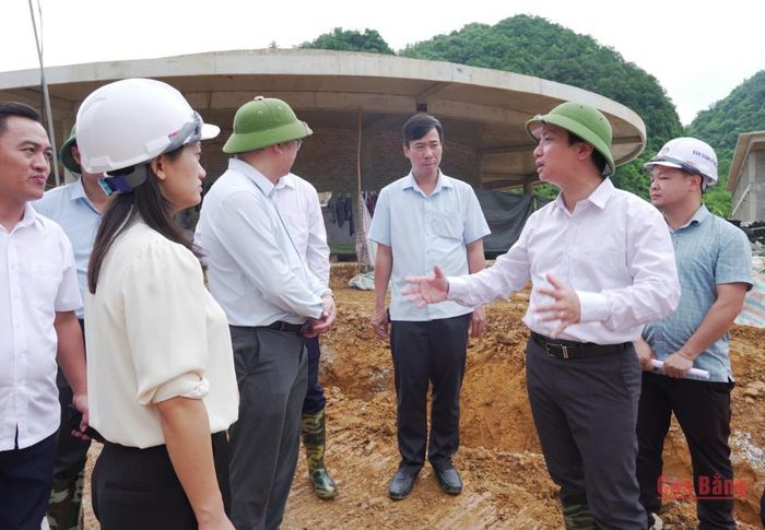 Chủ tịch UBND tỉnh Lê Hải Hòa chỉ đạo tại công trường.