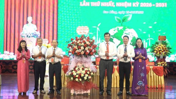 Phó Tổng Thư ký Hội Bảo vệ Thiên nhiên và Môi trường Việt Nam Nguyễn Danh Trường tặng hoa chúc mừng Đại hội.