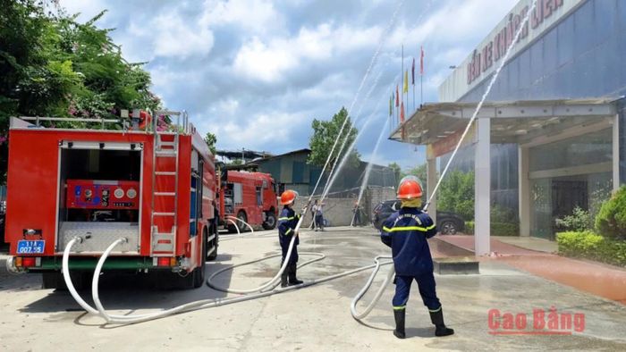 Các lực lượng phối hợp thực tập phương án chữa cháy và cứu nạn cứu hộ tại buổi tập huấn.