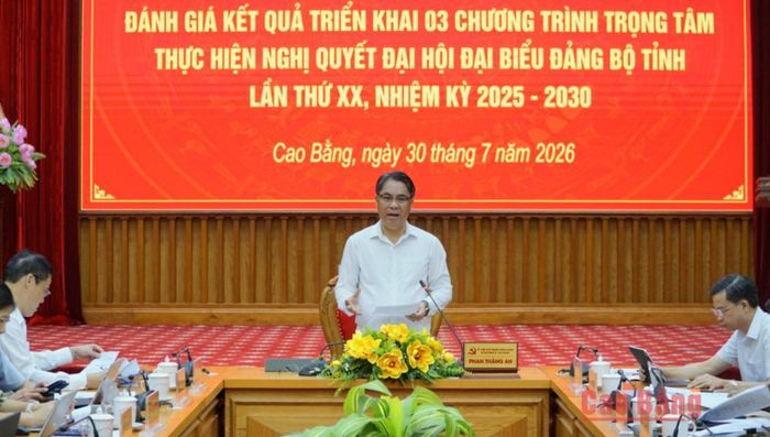Đồng chí Phan Thăng An, Bí thư Tỉnh ủy, Chủ tịch HĐND tỉnh phát biểu kết luận hội nghị.