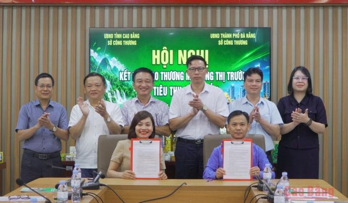 Các đơn vị, doanh nghiệp của tỉnh Cao Bằng và Đà Nẵng ký kết biên bản ghi nhớ tại hội nghị.