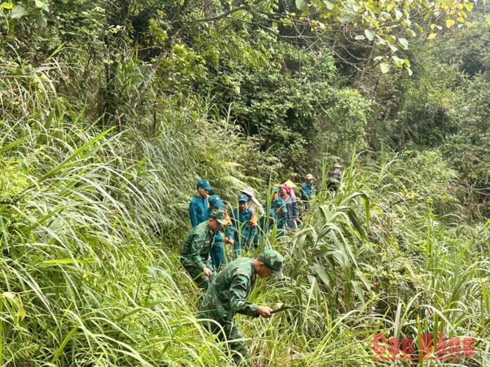Các lực lượng tham gia phát quang đường tuần tra biên giới do Đồn Biên phòng Cốc Pàng quản lý.