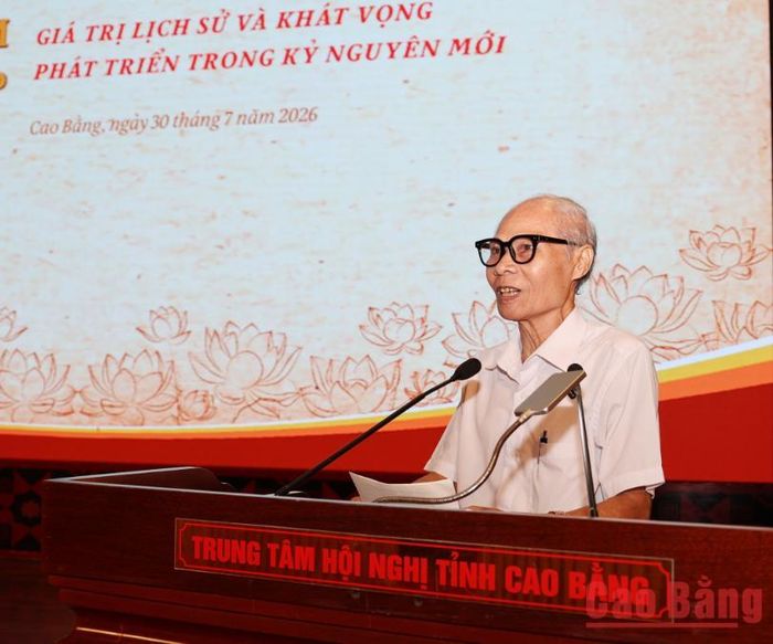 Ông Nguyễn Niên, nguyên phóng viên Báo Việt Nam Độc lập tham luận chủ đề "Từ Báo Việt Nam Độc lập đến hành trình làm báo cách mạng - Những câu chuyện từ thực tiễn" tại hội thảo.