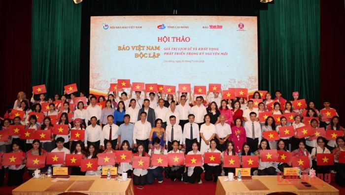 Các đại biểu chụp ảnh lưu niệm tại hội thảo.