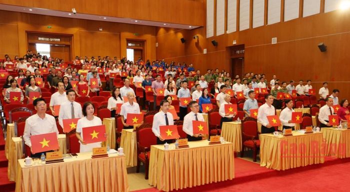 Các đại biểu thực hiện nghi thức "truyền lửa" và hát Quốc ca.