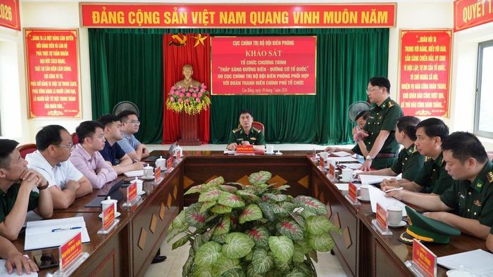Đoàn công tác Cục Chính trị, Bộ Tư lệnh Bộ đội Biên phòng làm việc tại xã Trà Lĩnh.