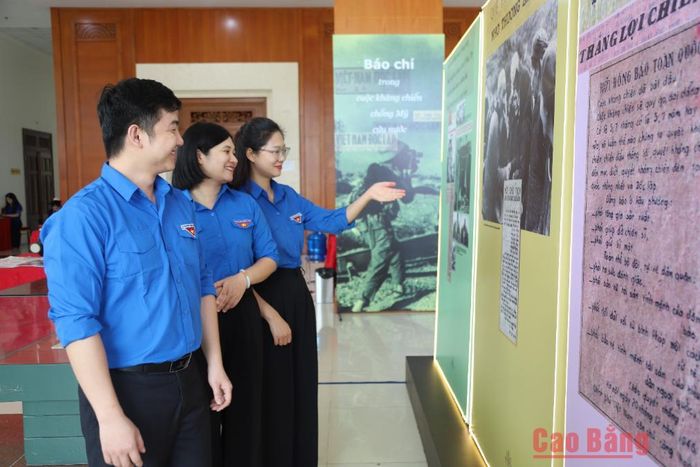 Các đại biểu tham quan khu trưng bày, tìm hiểu những dấu mốc lịch sử gắn với sự ra đời của Báo Việt Nam Độc lập tại Pác Bó, Cao Bằng.