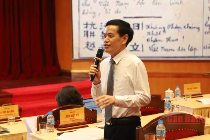 Giám đốc Báo và Phát thanh, Truyền hình Cao Bằng Sầm Việt An chia sẻ, trao đổi với sinh viên báo chí về những giá trị của Báo Việt Nam Độc lập và trách nhiệm của người làm báo trong kỷ nguyên số.