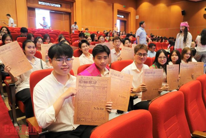 Sinh viên Trường Đại học Khoa học Xã hội và Nhân văn (Đại học Quốc gia Hà Nội) tham dự hội thảo, cầm trên tay bản phục dựng Báo Việt Nam Độc lập, lan tỏa niềm tự hào về truyền thống báo chí cách mạng Việt Nam.