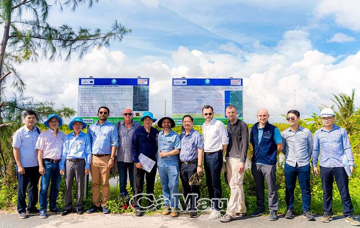 Ðoàn công tác Cơ quan Phát triển Pháp (AFD) và Phái đoàn Liên minh Châu Âu trong chuyến khảo sát Dự án xây dựng đê biển Tây đoạn Cái Ðôi Vàm - Kênh Năm và kè chống sạt lở đoạn Sông Ðốc - Bảy Háp (tại Cà Mau). Tổng vốn đầu tư dự án hơn 849 tỷ đồng, trong đó AFD và Liên minh Châu Âu tài trợ hơn 600 tỷ đồng.