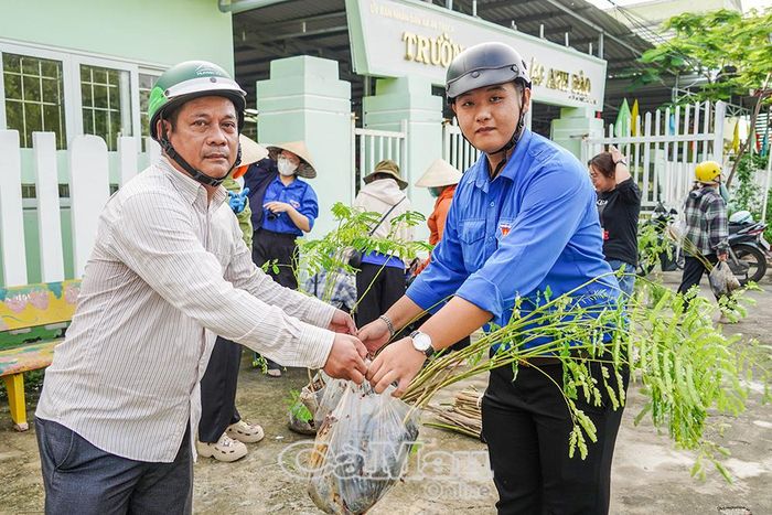 Lực lượng đoàn viên, thanh niên ấp Văn Ðức ra quân trồng, chăm sóc cây xanh, tạo cảnh quan môi trường trên tuyến đường có trường học.