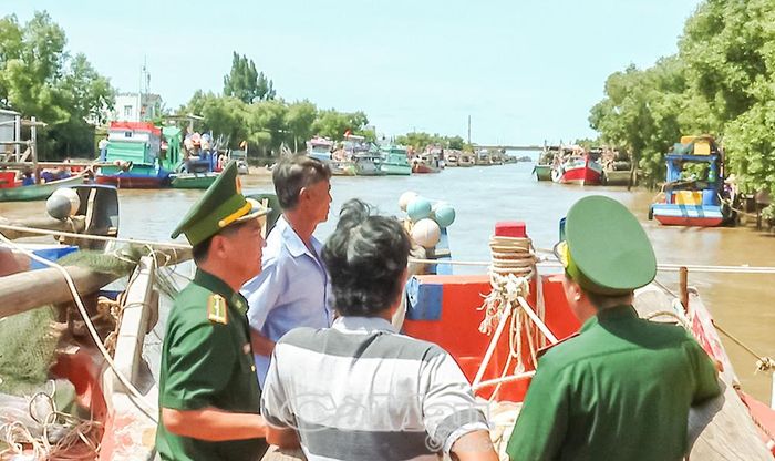 Bộ đội biên phòng Ðồn Biên phòng Nhà Mát kiểm tra tàu cá dưới 12 m của ngư dân tại cửa biển Nhà Mát.
