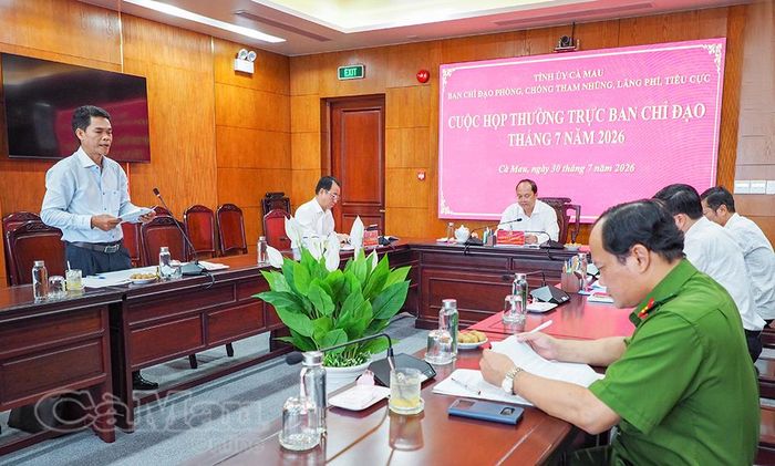 Đồng chí Nguyễn Văn Phụng, Phó Trưởng ban Nội chính Tỉnh ủy, báo cáo tình hình, kết quả hoạt động của Ban Chỉ đạo trong tháng 7/2026.
