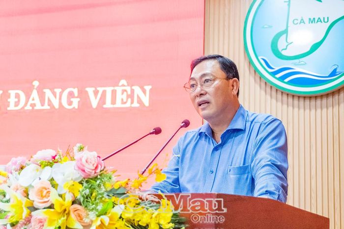 Đồng chí Nguyễn Minh Phụng, Phó Trưởng ban Thường trực Ban Tổ chức Tỉnh ủy, trình bày báo cáo tại hội nghị.