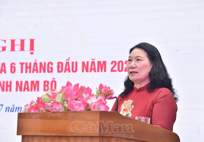 Phó Chủ tịch UBND tỉnh Vĩnh Long Nguyễn Thị Bé Mười, Cụm trưởng Cụm thi đua các tỉnh Nam Bộ, tiếp thu ý kiến chỉ đạo của lãnh đạo Ban Thi đua - Khen thưởng Trung ương và định hướng các hoạt động của Cụm trong thời gian tới. 