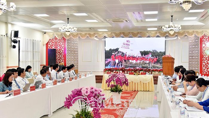 Đại biểu theo dõi video giới thiệu thành tựu phát triển kinh tế - xã hội và các phong trào thi đua của tỉnh Cà Mau. 