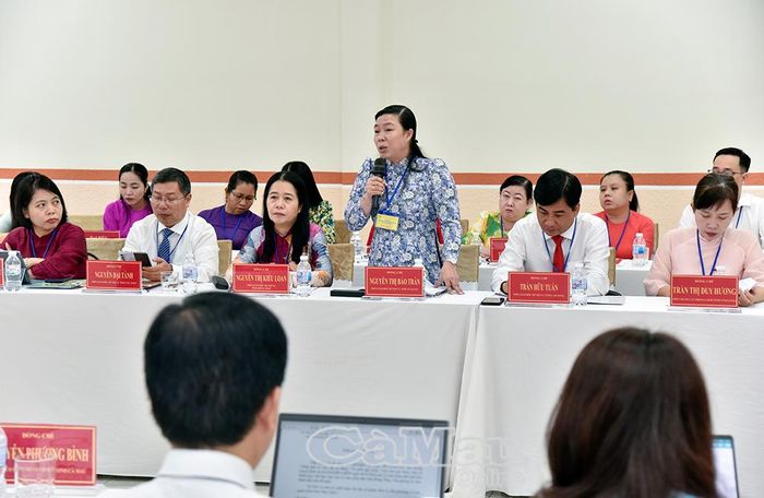 Phó Giám đốc Sở Nội vụ tỉnh An Giang Nguyễn Thị Bảo Trân kiến nghị tăng cường phân cấp, phân quyền trong công tác thi đua, khen thưởng gắn với thực hiện nhiệm vụ chính trị của địa phương. 