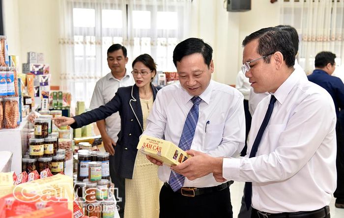 Phó Trưởng ban Thi đua - Khen thưởng Trung ương Phạm Đức Toàn và Phó Chủ tịch UBND tỉnh Cà Mau Ngô Vũ Thăng tham quan khu trưng bày sản phẩm OCOP tiêu biểu của tỉnh Cà Mau. 