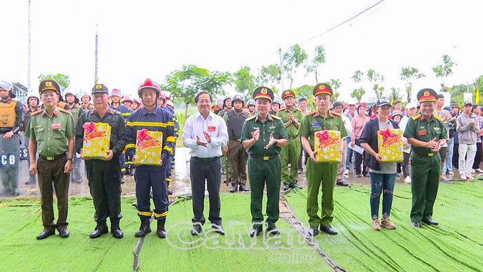  Ông Lê Thanh Triều, Phó Chủ tịch Thường trực Ủy ban MTTTQ Việt Nam tỉnh Cà Mau, tặng quà lực lượng tham gia diễn tập thực binh.