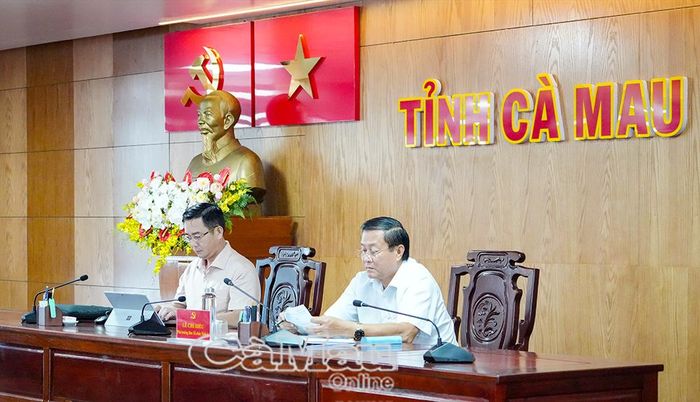 Đồng chí Lê Chí Hiếu, Phó Trưởng ban Tổ chức Tỉnh ủy (bìa phải) dự và chủ trì tại điểm cầu tỉnh Cà Mau.