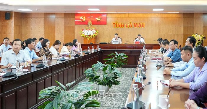  Các đại biểu tham dự hội nghị tại điểm cầu tỉnh Cà Mau theo dõi nội dung tập huấn, trao đổi các giải pháp nhằm triển khai hiệu quả Quy định số 338-QĐ/TW và các thủ tục hành chính của Đảng trên môi trường điện tử tại địa phương.