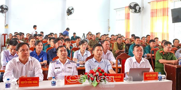 Đại biểu và hơn 100 ngư dân xã Khánh Lâm tham dự Chương trình "Cảnh sát biển đồng hành cùng ngư dân" năm 2026.