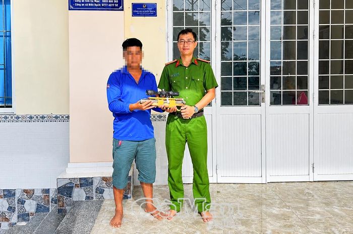 Công an xã Biển Bạch tiếp nhận công cụ săn bắt chim do người dân tự nguyện giao nộp.