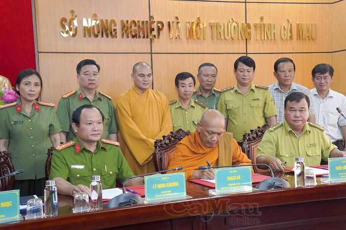 Phòng Cảnh sát kinh tế Công an tỉnh Cà Mau ký kết quy chế phối hợp tuyên truyền, đấu tranh và xử lý vi phạm pháp luật về bảo vệ động vật hoang dã, nguồn lợi thủy sản (Ảnh chụp ngày 22/4/2026).
