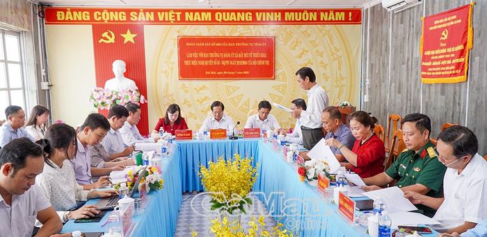  Ông Cao Văn Phú, Chủ tịch UBND xã Đất Mũi báo cáo với đoàn giám sát kết quả thực hiện Nghị quyết 57 của Bộ Chính trị trong thời gian qua.